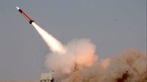 بريطانيا تعلن إسقاط صاروخ «حوثي» استهدف سفينة تجارية