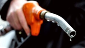 خطوات بسيطة لتقليل استهلاك البنزين في سياراتك وتوفير المال