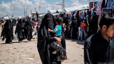 العراق يستعيد 700 مواطن مرتبطين بتنظيم داعش من مخيم الهول السوري – قناة الغد